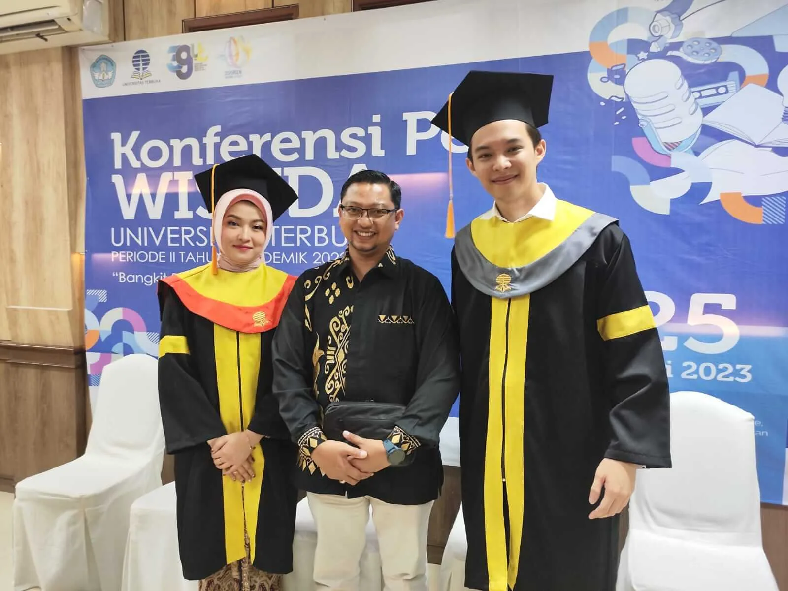 Mahasiswa fresh graduate SMA wisuda dari Universitas Terbuka Samarinda di SALUT Etam Betuah
