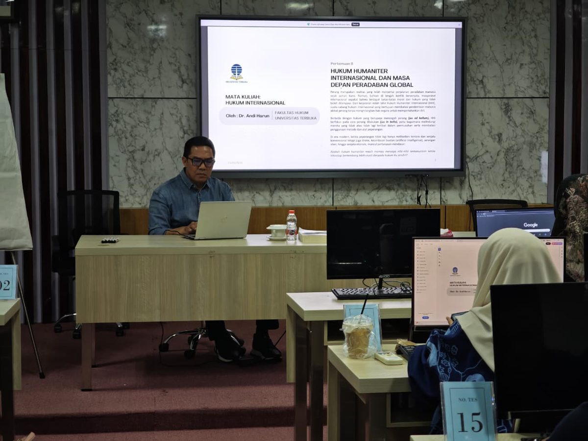 Dr. Andi Harun presentasi Hukum Internasional UT