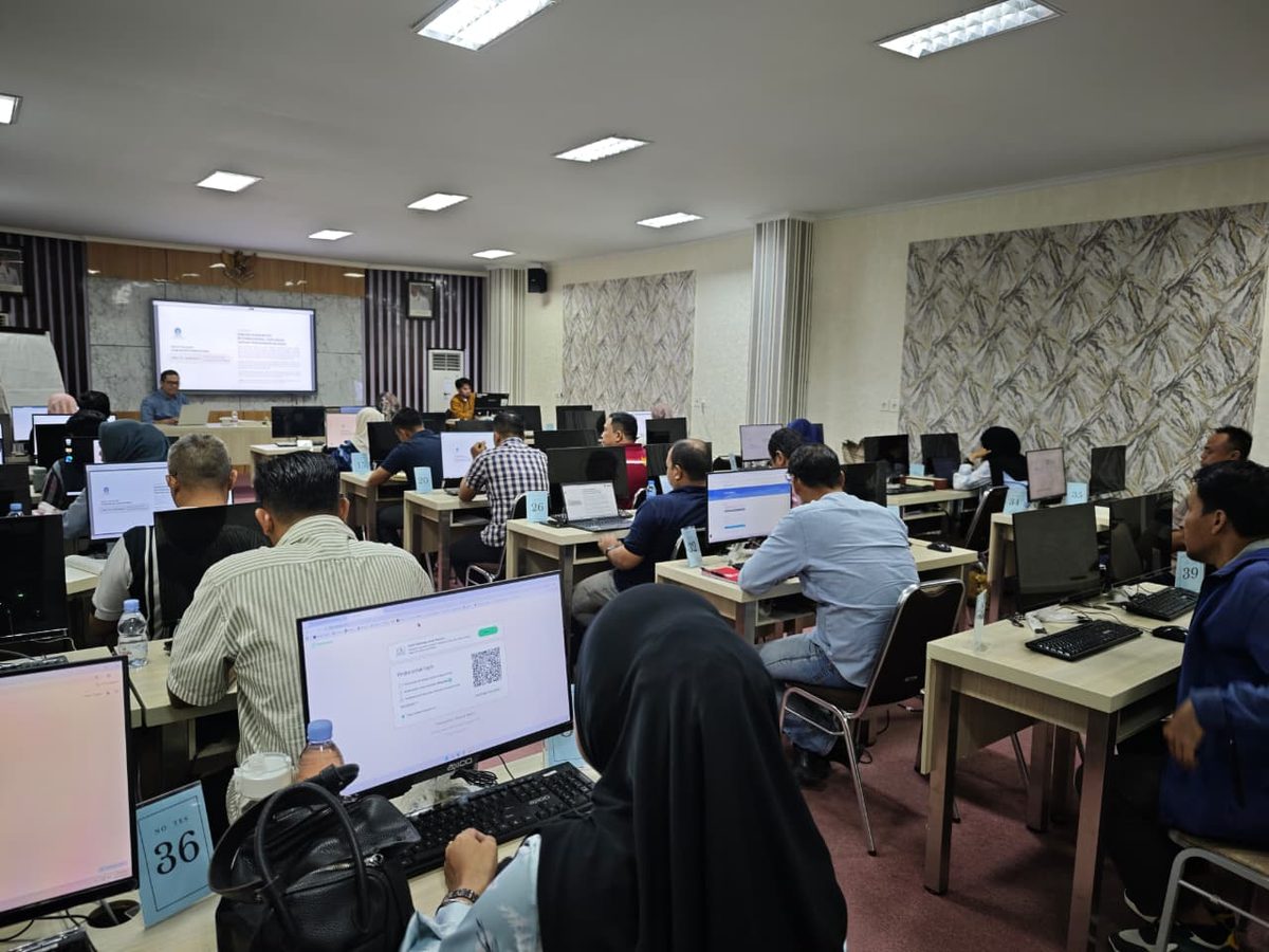Ahmad Husaini bersama Dr. Andi Harun sebelum kelas TTM