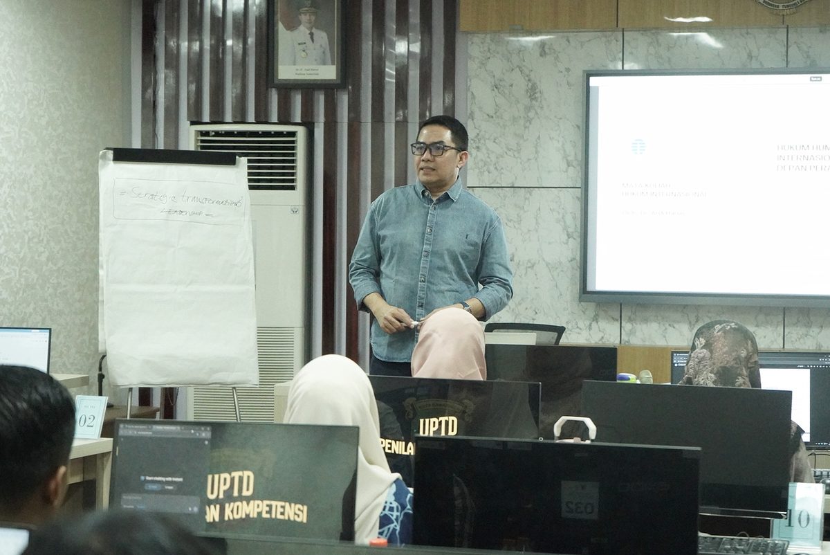 Dr. H. Andi Harun menyampaikan materi Hukum Internasional di Gedung BKPSDM Kota Samarinda
