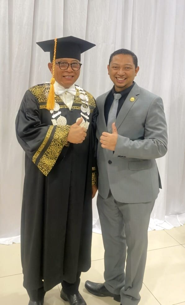 Foto bersama Wakil Walikota Samarinda saat acara wisuda UT