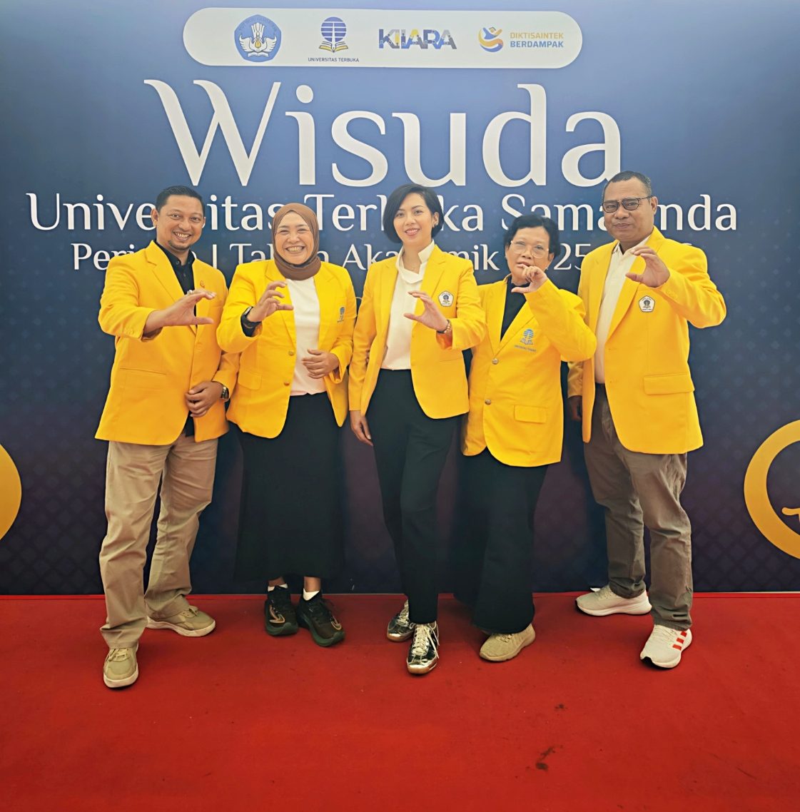 Tim Wisudawan Universitas Terbuka Kalimantan Timur