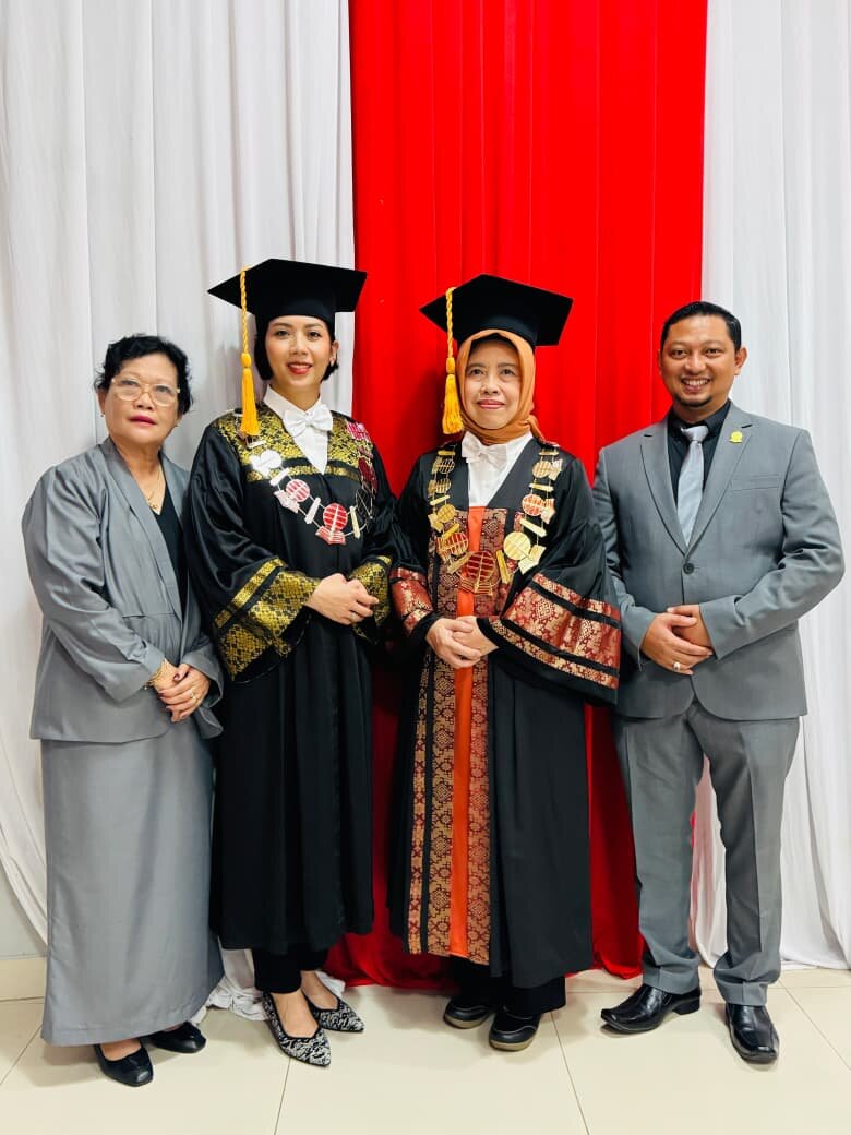 Foto bersama wisudawan Universitas Terbuka Kalimantan Timur